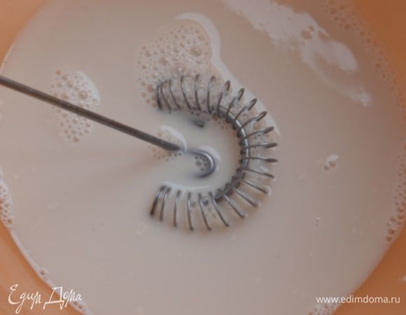 Дрожжи и сахар смешать с 1 стаканом воды и дать им постоять 5 минут и "заработать".