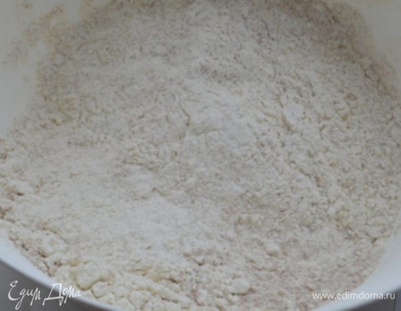 Смешать в большой миске оба вида муки с солью.