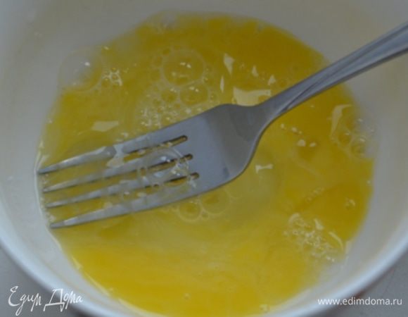 Яйцо взбить вилочкой с маслом.