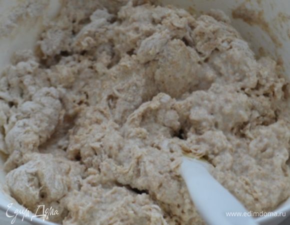 В муку ввести дрожжевую смесь и яйцо, постепенно добавляя второй стакан теплой воды замешиваем тесто.