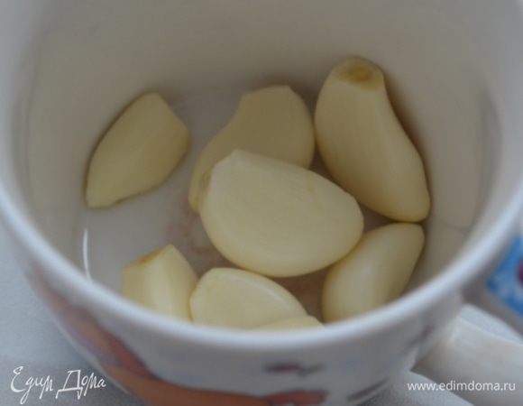 Чеснок почистить и продавить через пресс в тесто.