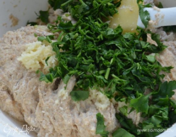 Зелень нарубить мелко и также добавить в тесто.

