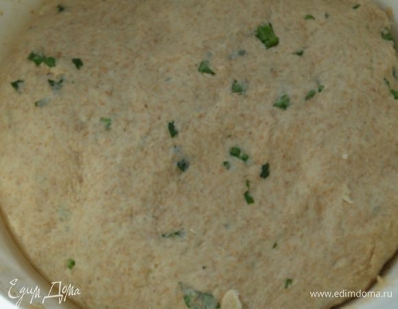 Перенести на присыпанный мукой стол, вымесить как следует, до гладкости. Месим достаточно интенсивно и долго. Около 5 минут.
Перенести тесто в смазанный маслом тазик и оставить в  покое на 1 час, тесто вырастет примерно в 2 раза.

