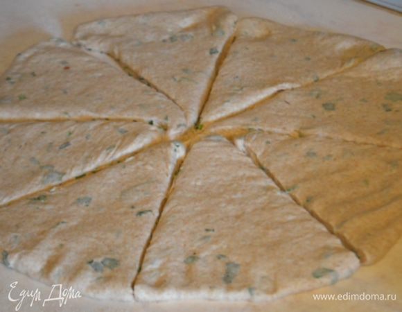 Поднявшееся тесто обмять и разделить на 8 частей.