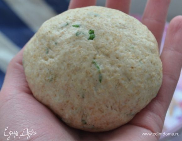 Из каждого куска теста сформировать шар. 