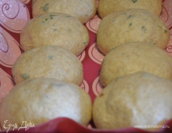 Укладываем их на противень, покрытый ковриком для выпечки на расстоянии друг от друга и даем им еще раз подняться примерно 30 минут.