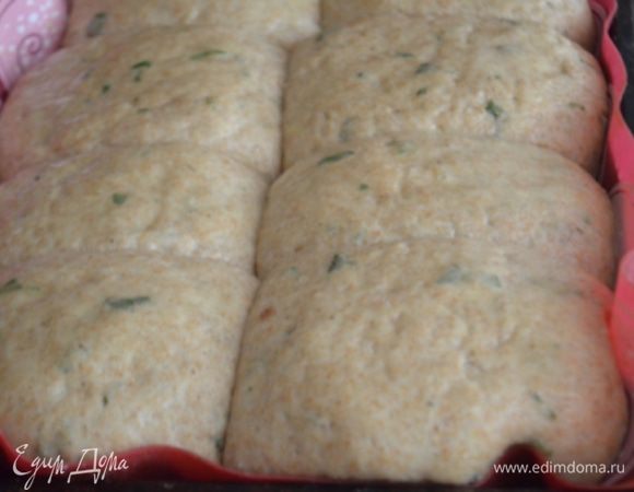 Через полчаса уже так). Смазываем желтком!