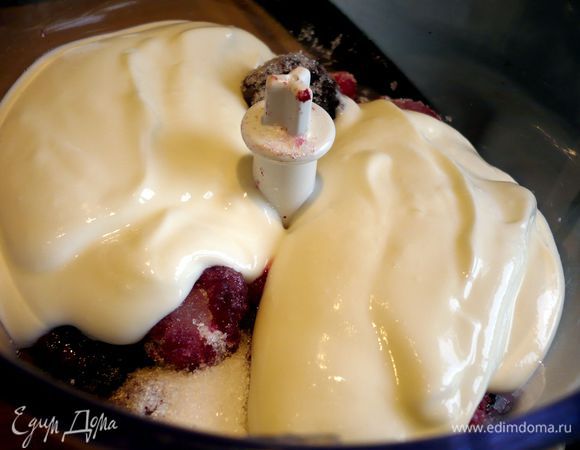 Ягоды переложить из морозилки в холодильник на 45 минут. Выложить в блендер вместе с йогуртом и сахаром и взбить до однородного состояния!