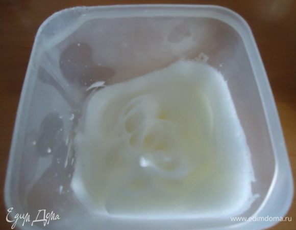 Белки взбить с солью в крепкую пену.