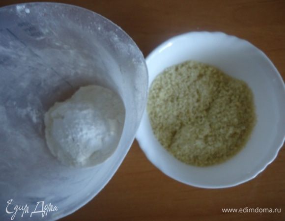 Небольшими порциями в желтки вводим муку с разрыхлителем и миндалем. 