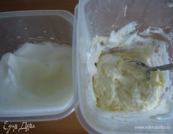 Осторожно соединяем  с взбитыми белками. Делим тесто на две части, в одну добавляем какао. 