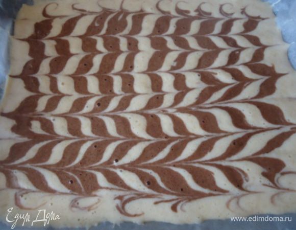 На выстланный бумагой противень выкладываем полосочками  наше тесто и проводим  по тесту зубочисткой полосочки в разные стороны. Получается рисунок.Выпекаем в разогретой до 200* духовке 8-10 минут. Готовый бисквит выкладываем на полотенце и сворачиваем в рулет. Пока бисквит остывает  делаем мусс.