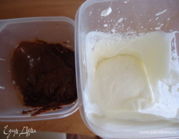 Шоколад поломать кусочками, добавить к нему 50 гр сливок и растопить на водяной бане. Тщательно перемешать. Оставшиеся сливки взбить. 