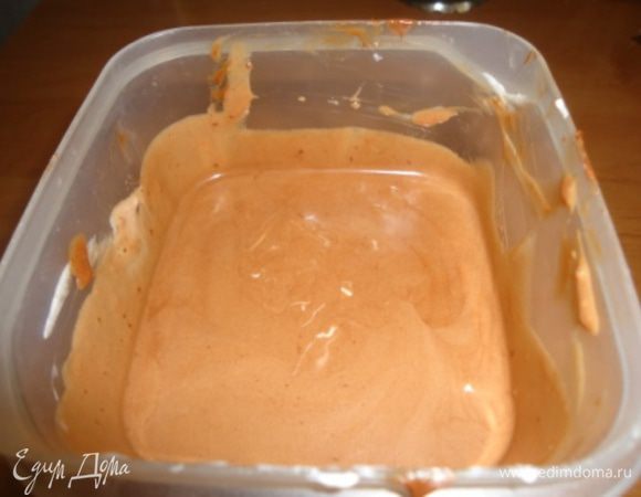 Соединить шоколадную массу и сливки, добавить апельсиновую цедру, хорошо бы еще немного ликера или коньяку, но у меня ничего не оказалось, поэтому я не добавляла. Поставить мусс в холодильник на минут 15.