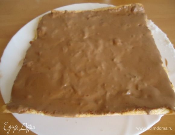 Развернуть бисквит и удалить с него бумагу. Намазать муссом и отправит в холодильник еще минут на 10. 