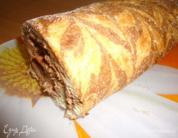 Вынуть  из холодильника и свернуть в рулетик аккуратно.  Я поторопилась и мой рулет треснул . Следы своего провала засыпала пудрой. но под ней спрятался красивый рисунок рулета. Рулет отправляем в холод на 1 час. 