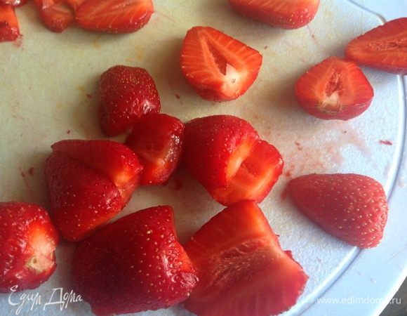 Клубнику помыть, 10 штучек оставить для украшения, остальную порезать.