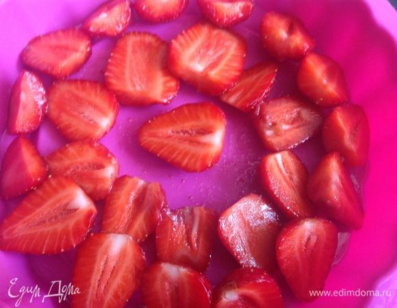 Выложить клубнику в силиконовую форму.