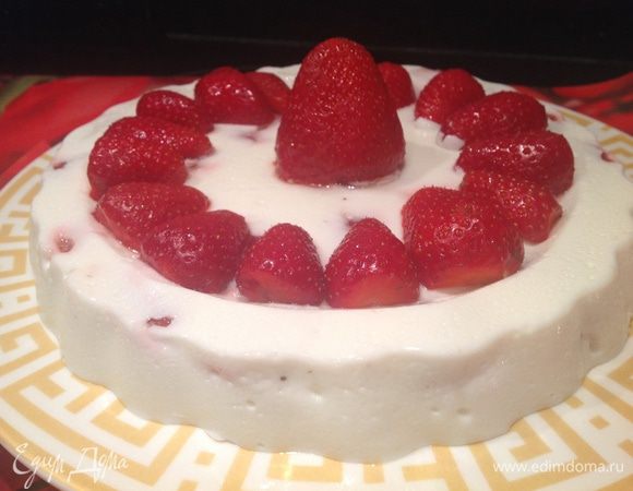 Выложить на блюдо и украсить оставшейся клубникой.