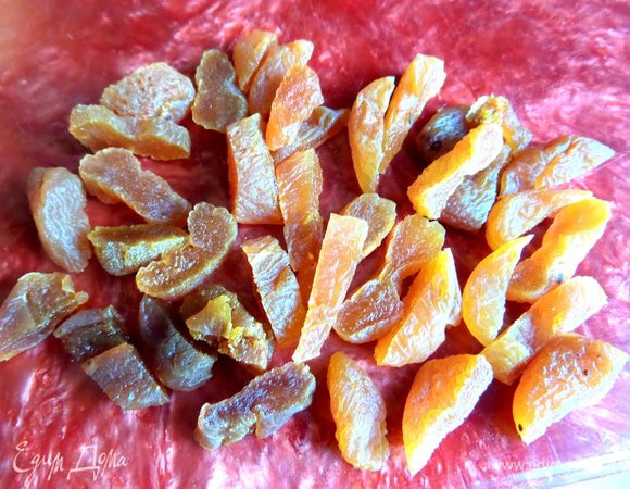 Выбираем самую мясистую и нежную курагу,моем,отжимаем и нарезаем соломкой.