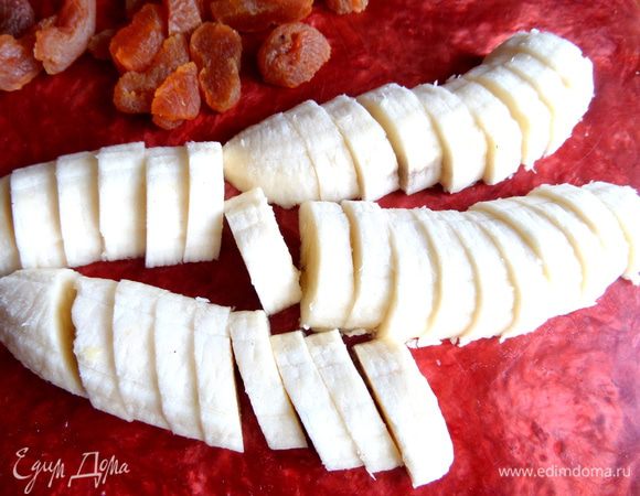 Банан нарезать кольцами или полукольцами.