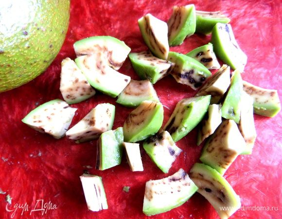 Авокадо очистить и нарезать на кусочки.