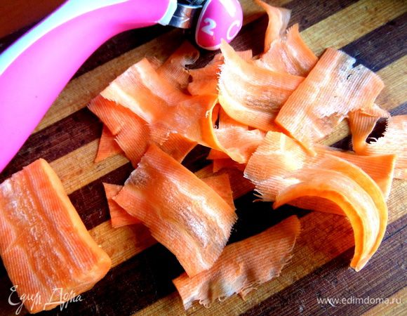 Морковь (лучше молодую!) настрогать тонкими чипсами при помощи овощечистелки.