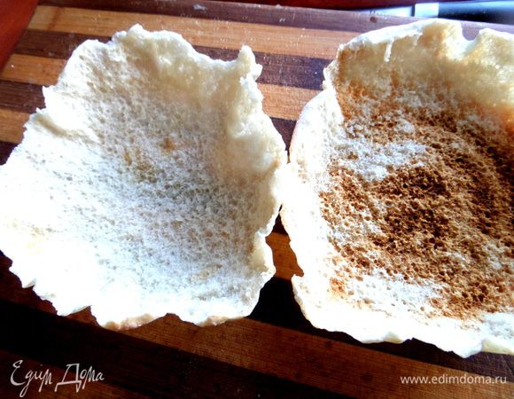 У питы вспарываем в нескольких местах брюшко ножом с острым кончиком и раскрываем как раковину.