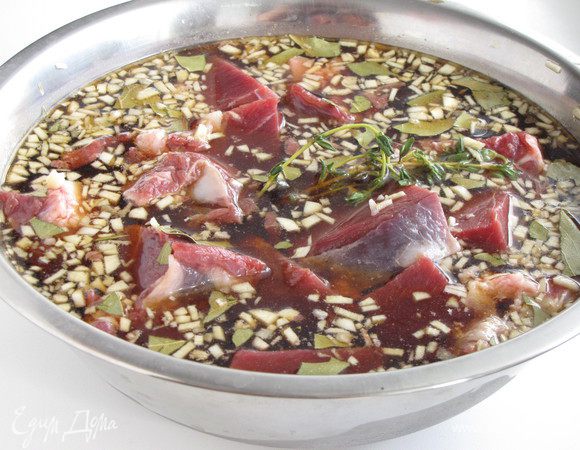 Все залить пивом, хорошо перемешать, накрыть крышкой и оставить на ночь в холодильнике. Я оставляла на 5 часов на столе.