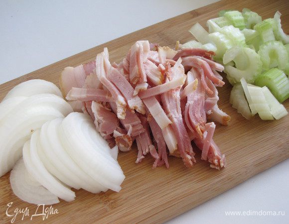 Бекон нарезать тонкими полосками, лук полукольцами, сельдерей небольшими кусочками.