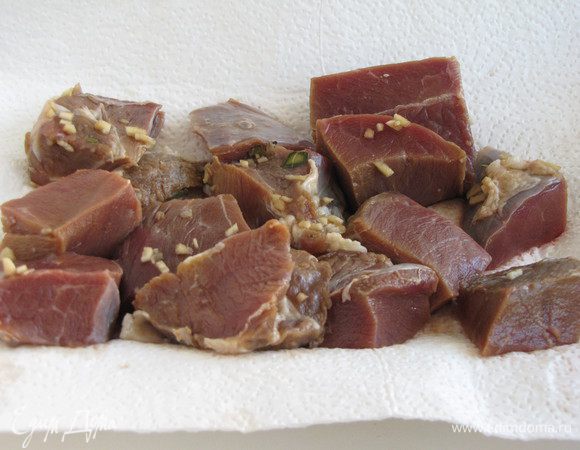 Вынуть мясо из маринада, чеснок стряхнуть. Аккуратно промокнуть бумажными полотенцами. Маринад сохранить!