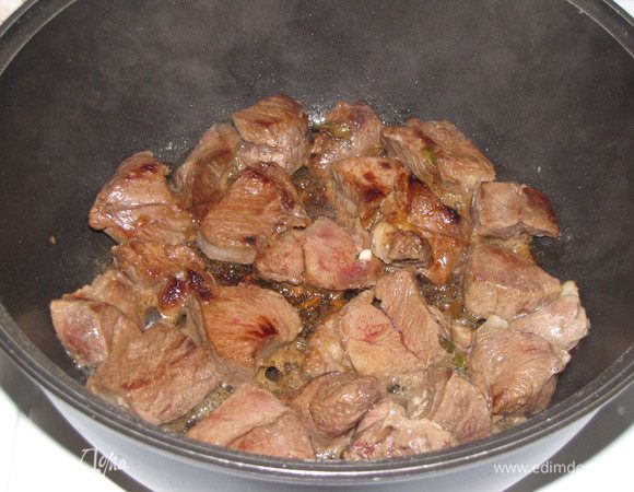 Разогрейте в сотейнике смесь сливочного и растительного масла. Обжарьте  мясо по 4-5 минут с каждой стороны (мне хватило половины масла). Кусочки мяса не должны соприкасаться друг с другом, иначе, мясо будет не жариться, а тушиться. Если сотейник не большой, обжаривайте мясо в два приема.