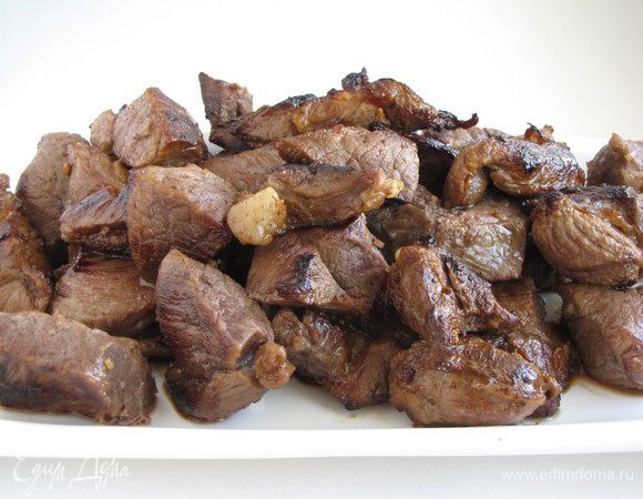 Готовое мясо выложить шумовкой на блюдо.