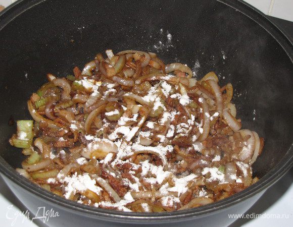 Всыпать муку, хорошо перемешать, чтобы не было комочков.