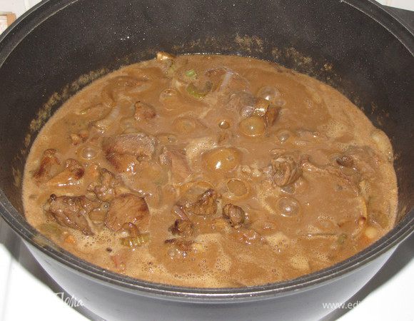 Вернуть в сотейник мясо, влить маринад. Довести до кипения, приправить солью и перцем. Готовить на небольшом огне под крышкой 1,5 часа.