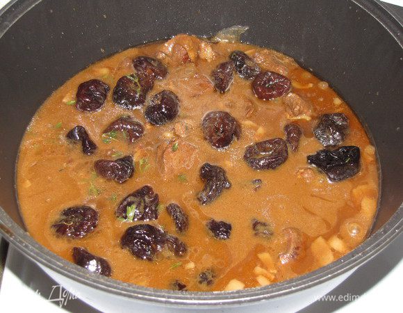 Переложить к мясу чернослив с настоем и готовить еще 30 минут. Можно добавить еще немного листиков тимьяна.