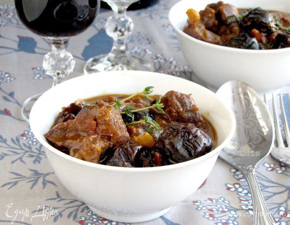 Выложить мясо с соусом в тарелки и сразу же подавать.