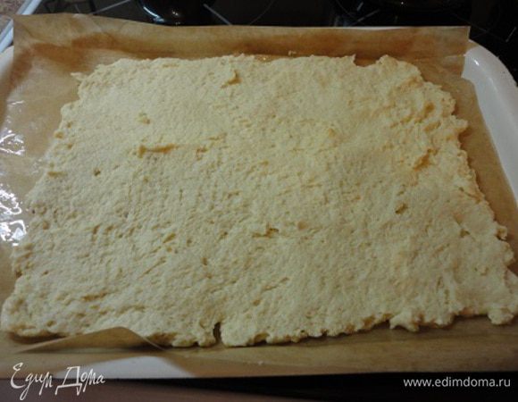 Взбить масло с сахаром, продолжая взбивать, добавить яйцо, щепотку соли, муку и замесить мягкое тесто, консистенции масла.
Лист для запекания выстлать бумагой и смазать ее растительным маслом. Выложить тесто слоем не более 5 мм. У меня так получилось. В рецепте указывается толщина теста 3 мм. Распределяла тесто с помощью ножа. 