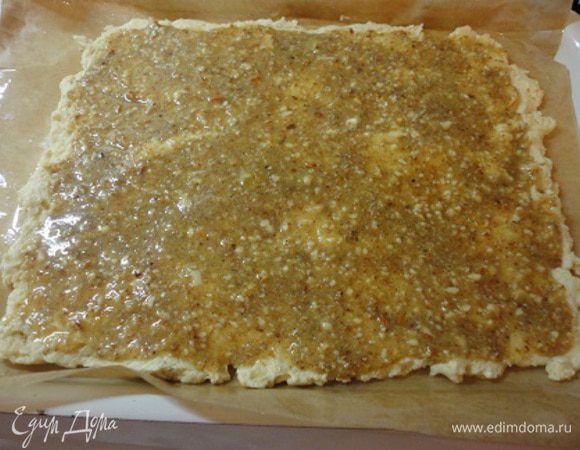 Измельченный миндаль смешать с сахарной пудрой, яйцом и миндальной эссенцией. По желанию можно эссенцию добавлять не в покрытие, а в тесто. Намазать миндально-сахарную массу на тесто.