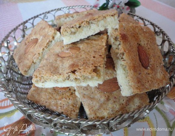 Выпекать в духовке при температуре 200 градусов 15-20 минут. Ориентируйтесь на свою духовку.
Полуостывший пласт нарезать на прямоугольники со стороной в 2-3 см. У меня были по 5 см.