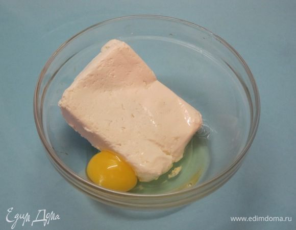 В миску выложить творог и яйцо.