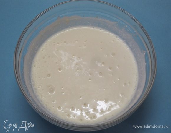 Влить молоко и перемешать.