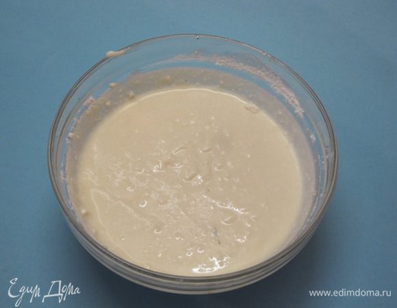 Добавить к творогу просеянную муку, сахар, ванильный сахар. Перемешать до получения однородной массы.