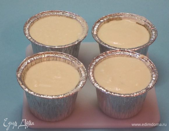 Смазать маслом одноразовые формочки из фольги, можно взять силиконовые формочки. Наполнить их творожной массой.
