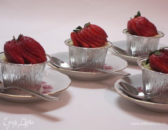 Клубнику вымыть, надрезать. Украсить. Можно украсить дольками мандарина, ломтиками киви.