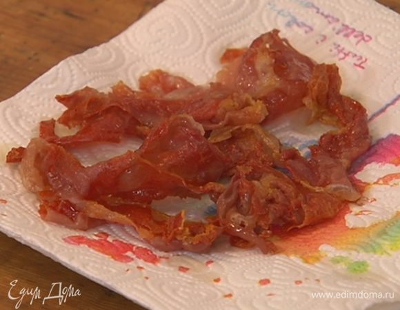 Разогреть в сковороде-гриль оливковое масло и обжарить ветчину с двух сторон, затем выложить на бумажное полотенце, чтобы удалить излишки жира.