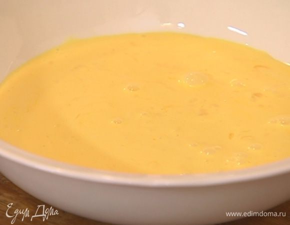 Яйца соединить со сливками, добавить сахар, щепотку соли и взбить венчиком.