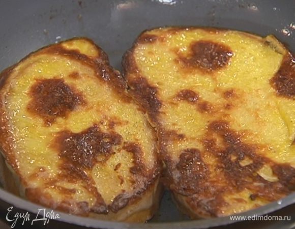 В отдельной сковороде разогреть сливочное масло и обжарить хлеб с двух сторон до румяной корочки.