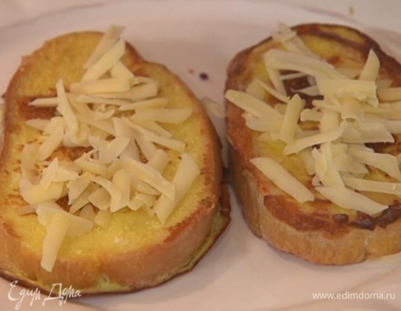 Горячие гренки посыпать натертым сыром, сверху выложить чипсы из прошутто.