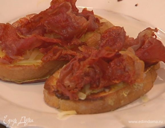 Подавать гренки с салатом из руколы.